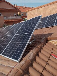 Proteccion de paneles solares con red antipajaros